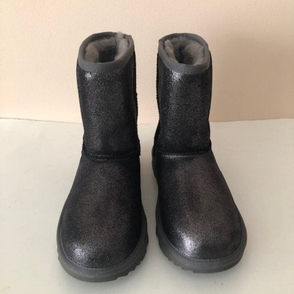 UGG Classic II Short Water Resistant Metallic Glitter boots. Size: 8 - Picture 8 of 11